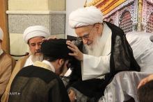 مراسم عمامه‌گذاری طلاب مدرسه علمیه اباصالح المهدی (ع) با حضور مرجع عالیقدر حضرت آیت الله العظمی صافی گلپایگانی در شب عید سعید غدیرخم.