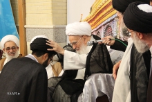 مراسم عمامه‌گذاری طلاب مدرسه علمیه اباصالح المهدی (ع) با حضور مرجع عالیقدر حضرت آیت الله العظمی صافی گلپایگانی در شب عید سعید غدیرخم.