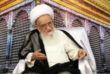 مراسم عمامه‌گذاری طلاب مدرسه علمیه اباصالح المهدی (ع) با حضور مرجع عالیقدر حضرت آیت الله العظمی صافی گلپایگانی در شب عید سعید غدیرخم.