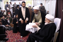 مراسم عمامه گذاری طلاب توسط حضرت آیت الله العظمی صافی گلپایگانی؛ 17 ربیع الاول 1436 هجری قمری