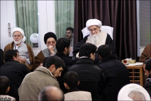 مراسم عمامه گذاری طلاب توسط حضرت آیت الله العظمی صافی گلپایگانی؛ 17 ربیع الاول 1436 هجری قمری