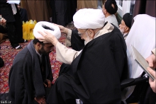 مراسم عمامه گذاری طلاب توسط حضرت آیت الله العظمی صافی گلپایگانی؛ 17 ربیع الاول 1436 هجری قمری