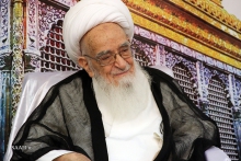 مراسم عمامه‌گذاری طلاب مدرسه علمیه اباصالح المهدی (ع) با حضور مرجع عالیقدر حضرت آیت الله العظمی صافی گلپایگانی در شب عید سعید غدیرخم.