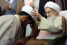 مراسم عمامه‌گذاری طلاب حوزه علمیه قم با حضور مرجع عالیقدر حضرت آیت الله العظمی صافی بمناسبت مبعث حضرت محمد صلّى الله عليه و آله.